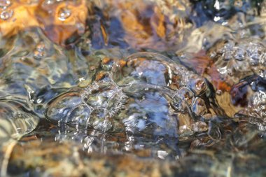 Temiz dağ suyunun soyutlanması, yüzeysel alan derinliğine dikkat edin