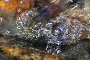 Temiz dağ suyunun soyutlanması, yüzeysel alan derinliğine dikkat edin