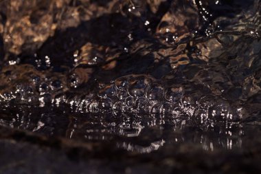 Bir dağ akıntısının soyut yüzeyi, sığ alan derinliğine dikkat edin