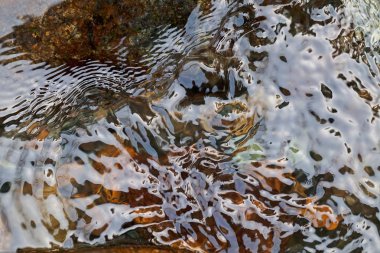 Bir dağ akıntısının soyut yüzeyi, sığ alan derinliğine dikkat edin