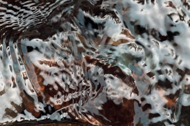 Bir dağ akıntısının soyut yüzeyi, sığ alan derinliğine dikkat edin