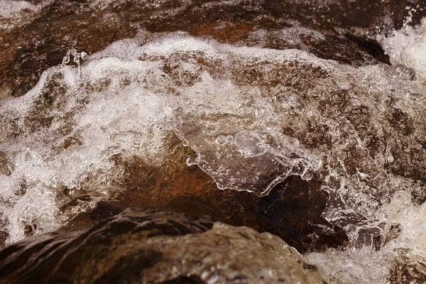 澄んだ山の水の抽象化フィールドの浅い深さに注意してください — ストック写真