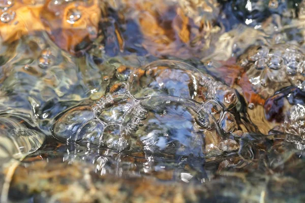 Estrazione Acqua Corrente Montagna Chiara Nota Profondità Campo Poco Profonda — Foto Stock