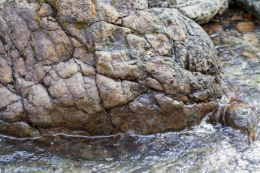 Berrak dağ suyundaki kayalar, yüzeysel alan derinliğine dikkat edin.