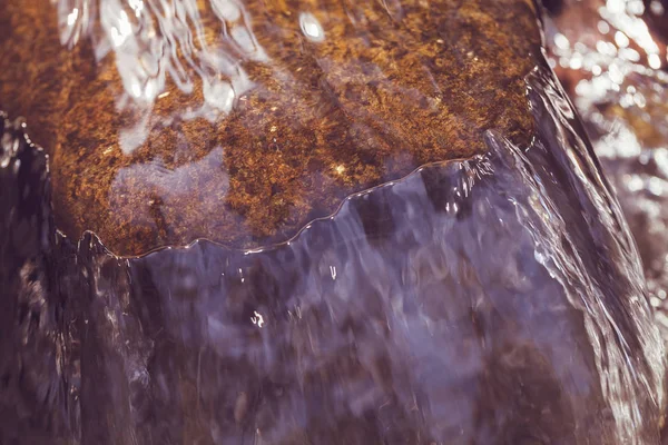 Камень Горной Водой Обратите Внимание Мелкую Глубину Резкости — стоковое фото