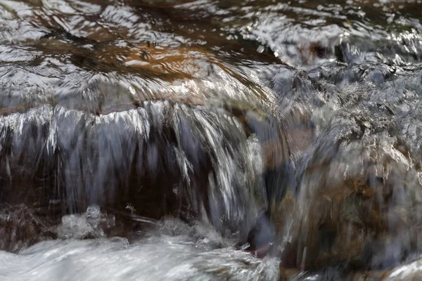 Камень Горной Водой Обратите Внимание Мелкую Глубину Резкости — стоковое фото