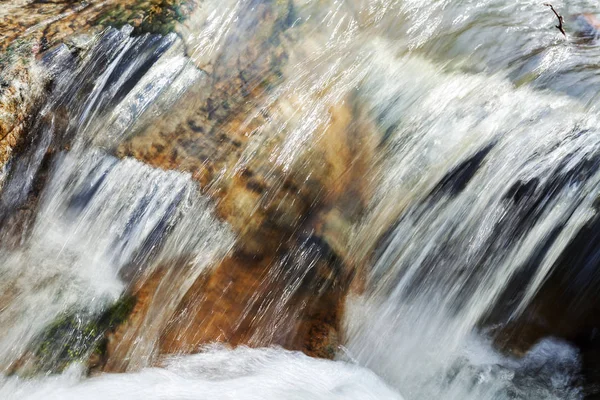 山の水の下の石フィールドの浅い深さに注意してください — ストック写真