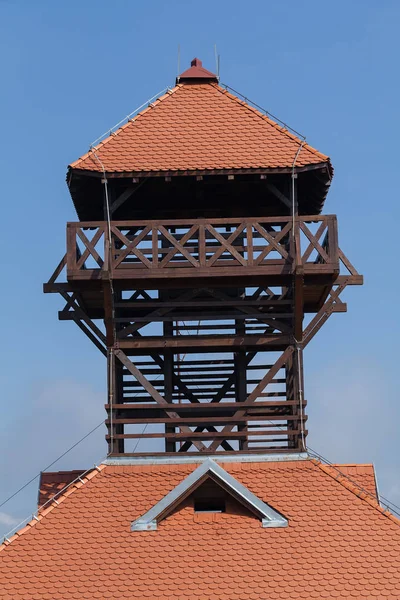 Kryté Dřevěné Pozorovací Stanoviště Nad Střechou Poznámka Mělká Hloubka Pole — Stock fotografie