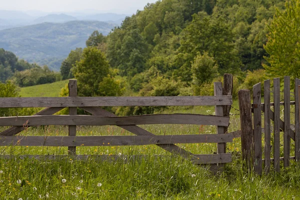 Recinzione Assi Legno Sulla Montagna Nota Profondità Campo Poco Profonda — Foto Stock