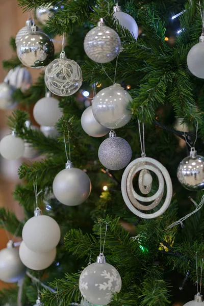 Рождественская Елка Белыми Шарами Обратите Внимание Поверхностную Глубину Поля — стоковое фото