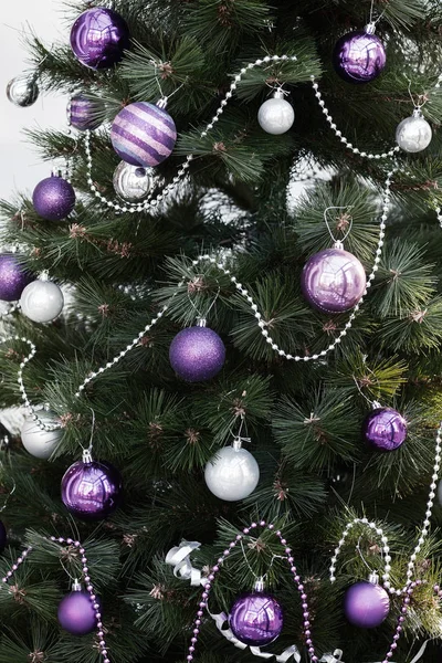 Decoração Roxa Árvore Natal Observe Profundidade Rasa Campo — Fotografia de Stock