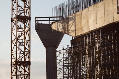 Bir köprü inşaatı, alan derinliği