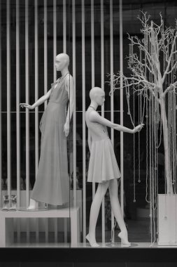 Mankenler üzerindeki çıplak giysiler, alan derinliğine dikkat edin.