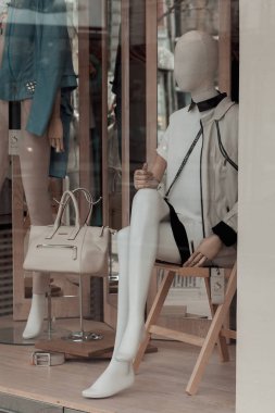 bir mağaza pencerede mankenler