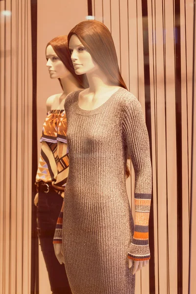 Dükkanda Giysi Sergilemek Için Kadın Mankenler Alan Derinliğine Dikkat Edin — Stok fotoğraf