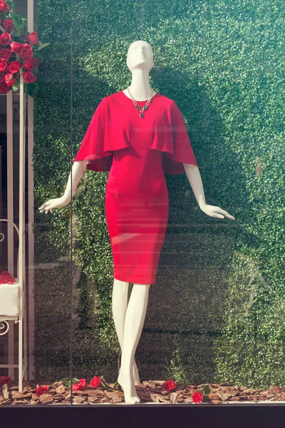 Lalka Czerwoną Sukienką Witrynie Sklepu Zanotuj Płytką Głębię Ostrości — Zdjęcie stockowe
