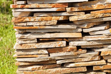 Çimlerin üzerindeki taş bloklar yığını, derin alan derinliğine dikkat edin.