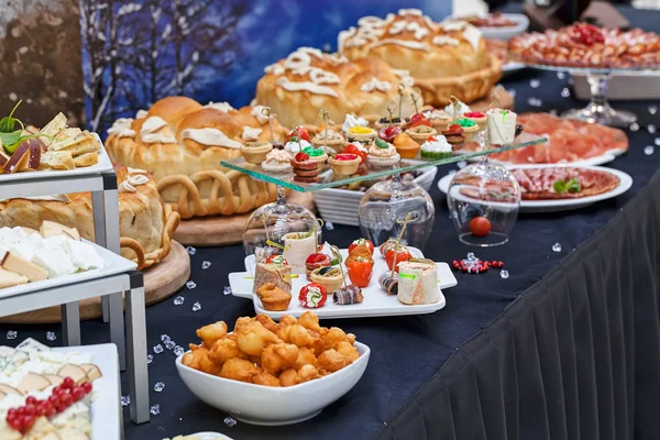 Mesa Sueca Decorada Con Una Variedad Buena Comida Nota Poca —  Fotos de Stock