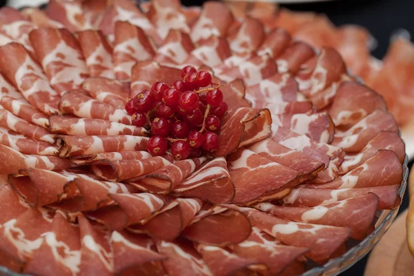 Ham Versierd Met Veenbessen — Stockfoto