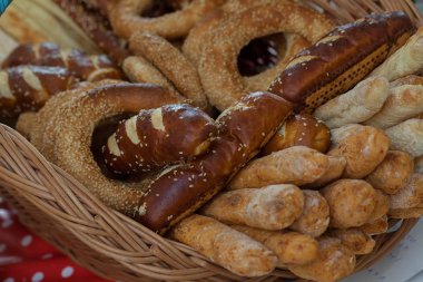 Hasır sepetteki çeşitli fırın ürünleri, yüzeysel alan derinliğine dikkat edin.
