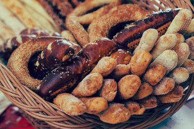 Hasır sepetteki çeşitli fırın ürünleri, yüzeysel alan derinliğine dikkat edin.