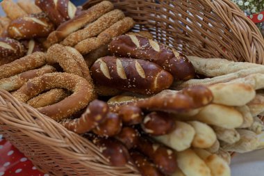 Hasır sepetteki çeşitli fırın ürünleri, yüzeysel alan derinliğine dikkat edin.