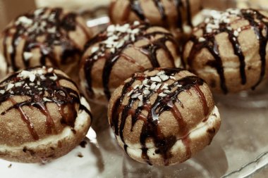 Cam bir tabakta reçelli çörekler, sığ alan derinliğine dikkat edin.