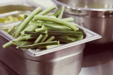 kabak bir mutfak kapında çubukları keser, sığ alan derinliğine dikkat edin.