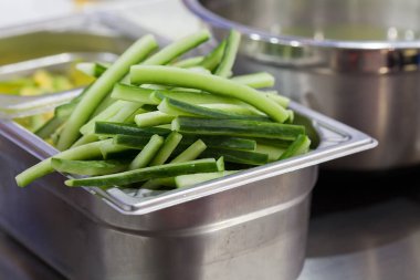 kabak bir mutfak kapında çubukları keser, sığ alan derinliğine dikkat edin.