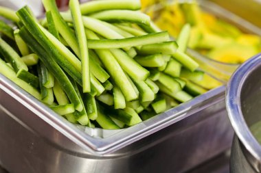 kabak bir mutfak kapında çubukları keser, sığ alan derinliğine dikkat edin.