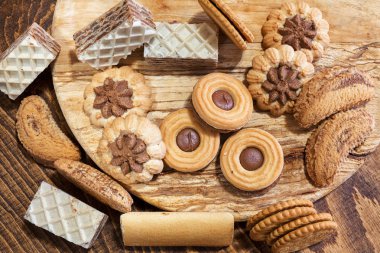 Tahtadaki endüstriyel çörekler