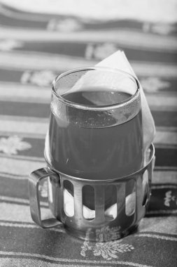 Kırmızı beyaz arka planda bir fincan çay.