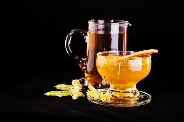 黒を背景に蜂蜜とリンデン茶 — ストック写真