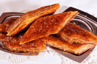 Eşkenar dörtgen şeklinde cevizli baklava parçaları, yüzeysel alan derinliğine dikkat edin.