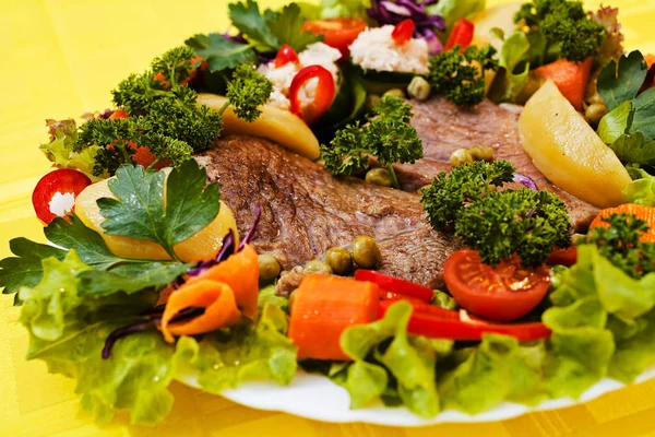 Filete Res Decorado Con Montón Verduras — Foto de Stock