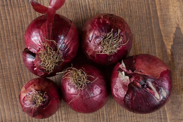 Red Onions Wooden Board Note Shallow Depth Field — Stockfoto