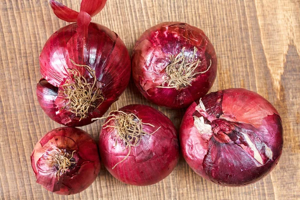 Red Onions Wooden Board Note Shallow Depth Field — Stockfoto