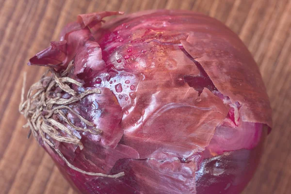 Red Onions Wooden Board Note Shallow Depth Field — Stockfoto