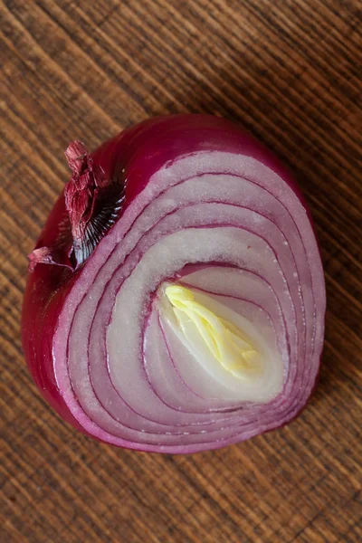 Half Red Onion Wooden Board Note Shallow Depth Field — 스톡 사진