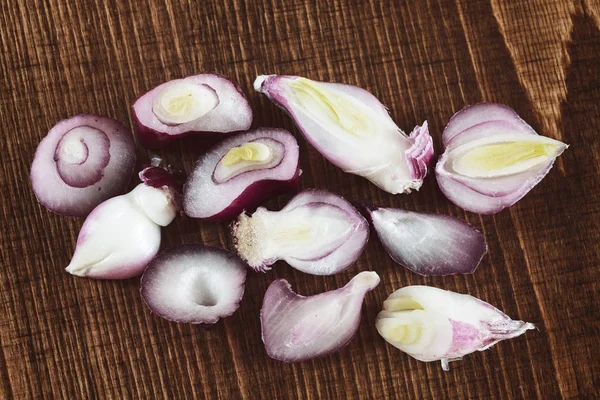 Pieces Red Onion Wooden Board Note Shallow Depth Field — Stockfoto