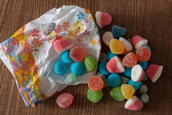 Kleurrijke Snoepjes Uit Papieren Zakken Ondiepe Scherptediepte — Stockfoto