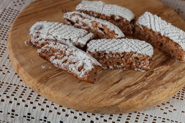 Tahtaya toz şeker serpiştirilmiş elmalı turta parçaları, sığ alan derinliğine dikkat edin.