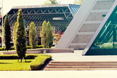 Binanın etrafındaki parkın peyzajı, sığ alan derinliğine dikkat edin