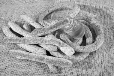 Keten kumaş üzerinde simit ve bal.