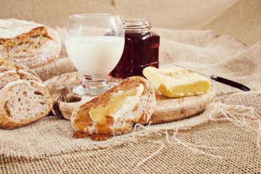 Keten bezinde tereyağı ve bal ile kahvaltı.