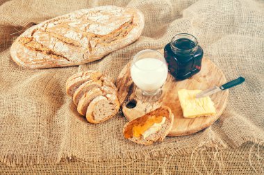 Keten bezinde tereyağı ve bal ile kahvaltı.