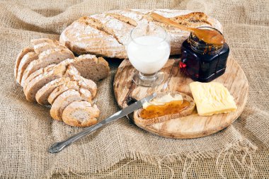 Keten bezinde tereyağı ve bal ile kahvaltı.