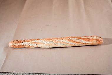 Beyaz arkaplanda tohumları olan ekmek, alanın derinliğine dikkat edin