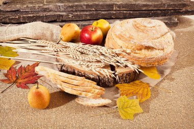 Keten arka planda ekmek, mısır gevreği ve meyveli süsleme