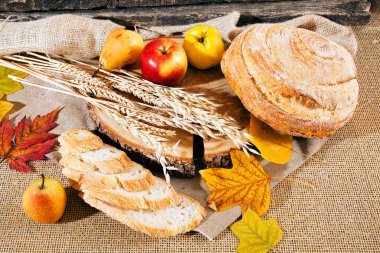 Keten arka planda ekmek, mısır gevreği ve meyveli süsleme